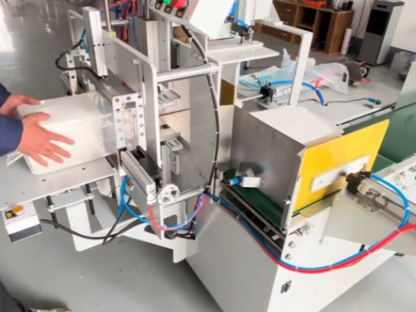 护理垫包装机试生产过程